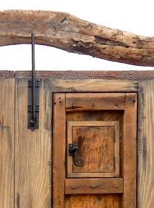 Pigtail latch on peep door