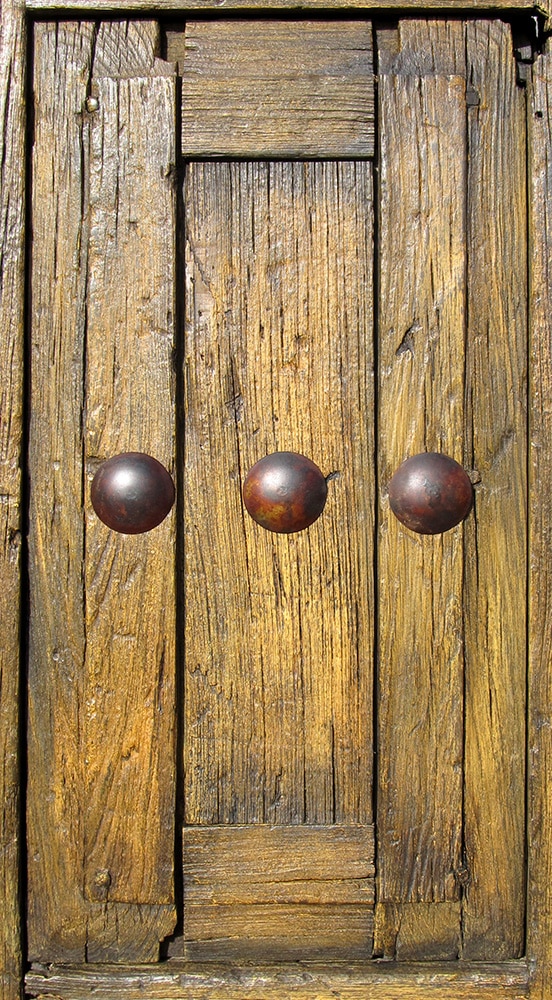 Detail of smooth iron clavos