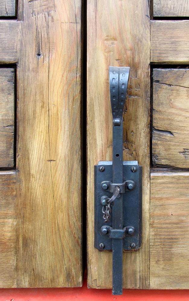 doors with footbolt with notched plate