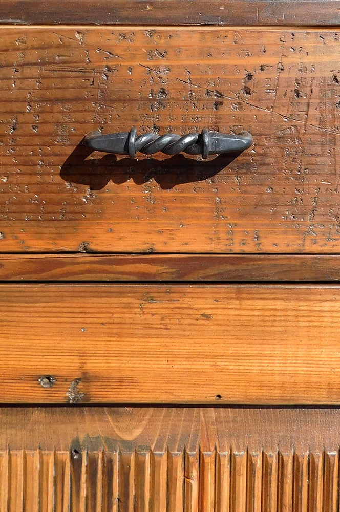 Iron twist handle