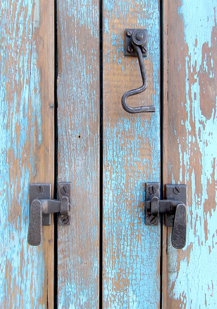 Arched double gate with shutters with cast bronze latch
