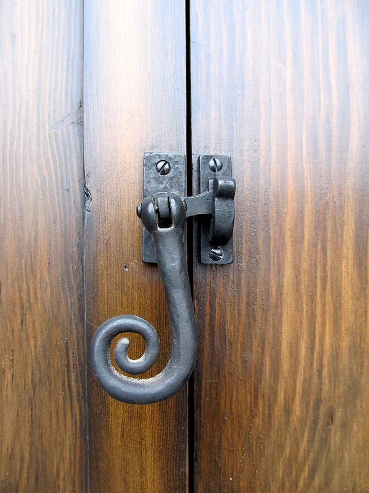 latch-9763-01-crop shutter with pigtail latch