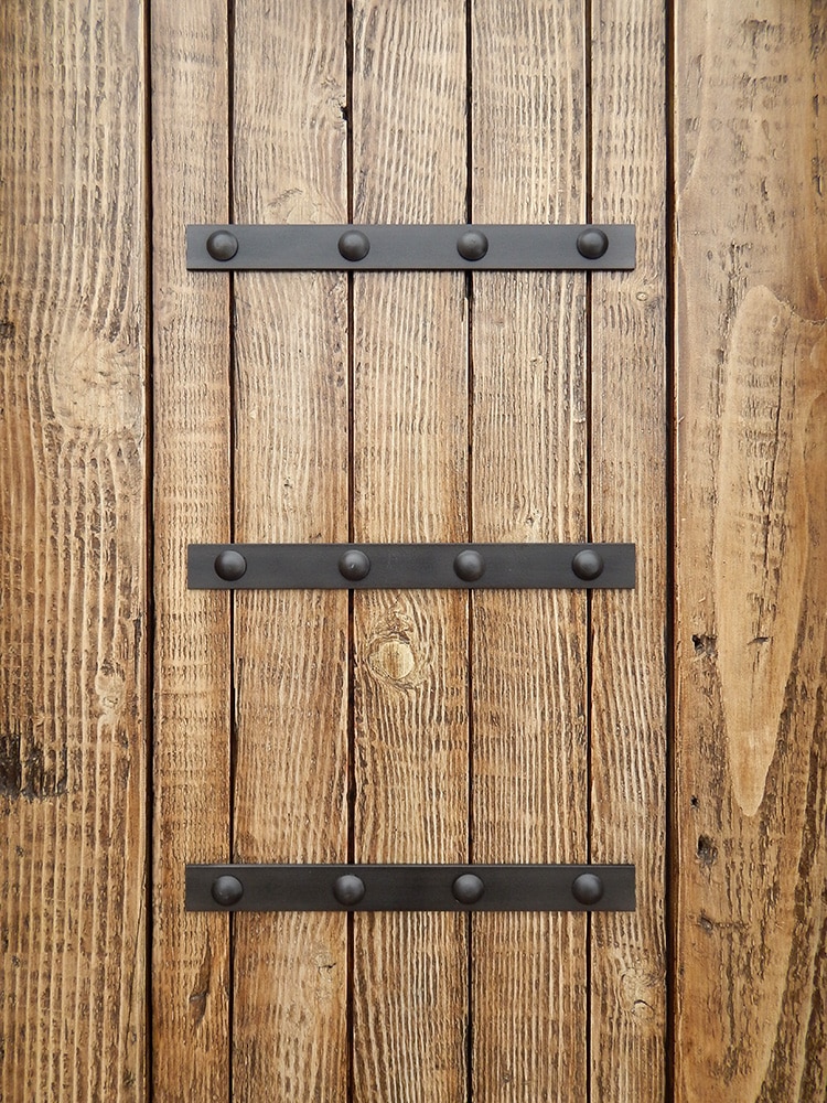 Door with straight straps