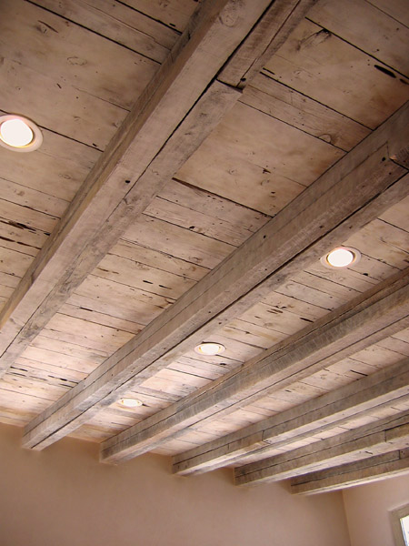 0000161_0000320.jpg Salvaged barn beams in ceiling