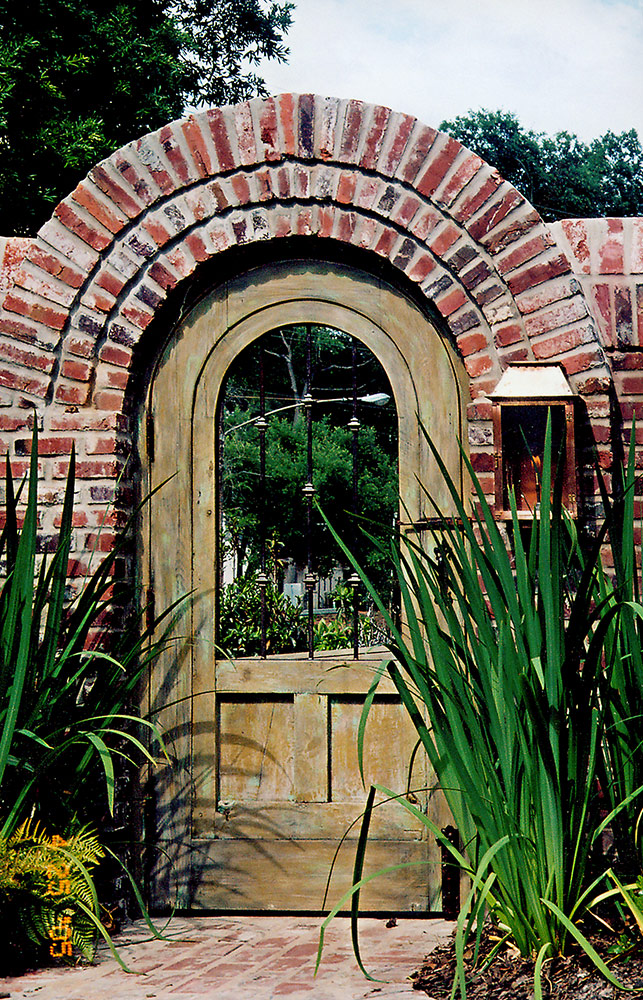 0000251_0000514 Arched gate with grilled window
