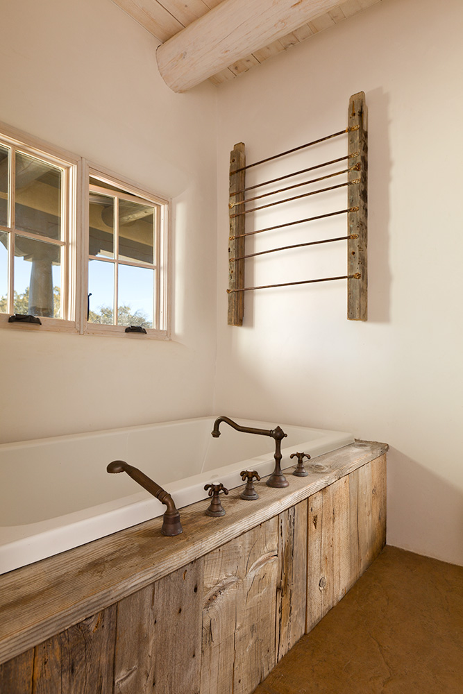 0001389_0002899 Rustic wood bathtub front