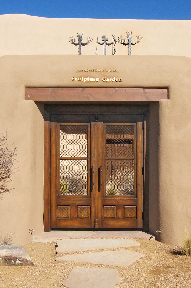 Double gate in surround