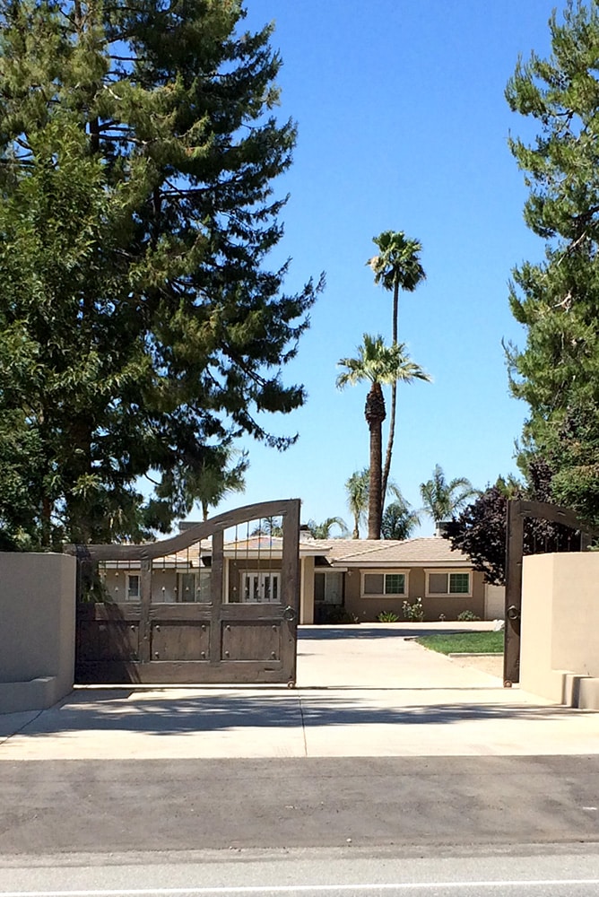 10517-01-Gate-long-shot rolling driveway gate
