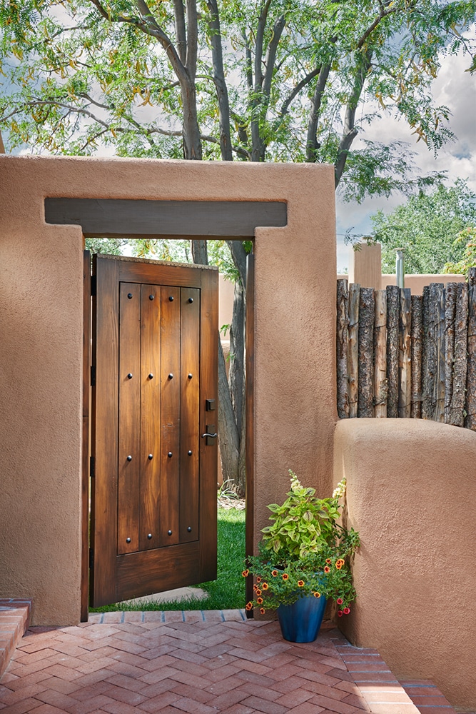Gate with Clavos