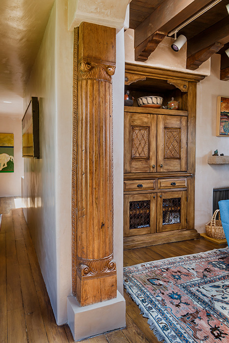 Antique carved column accent