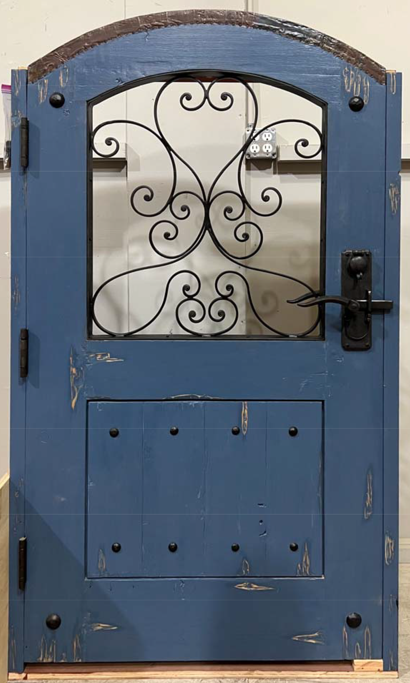 11662-01-back Blue gate with ironwork