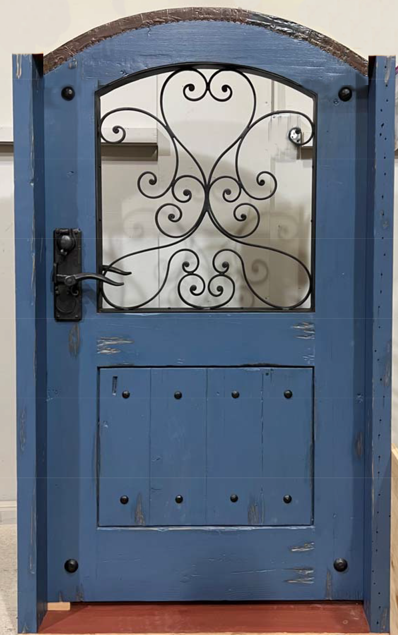 11662-front Blue gate with ironwork